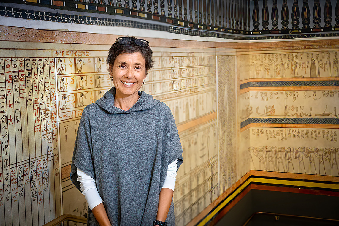 Medelhavsmuseets egyptolog Sofia Häggman vit trappan ned mot dödsriket.