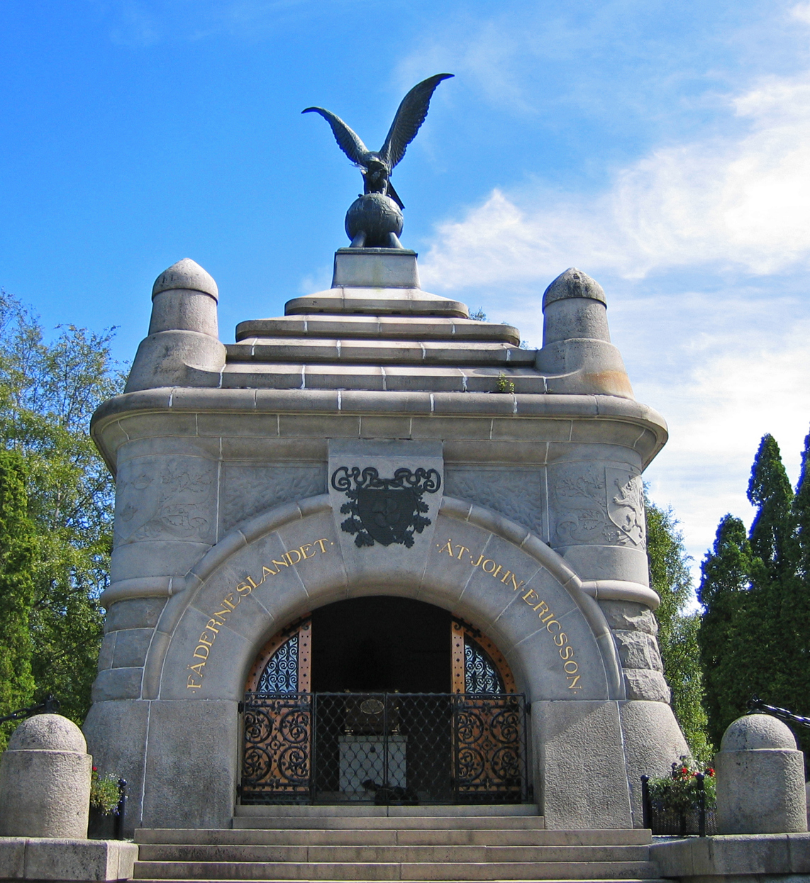 Mausoleet på John Ericsson-monumentet. En nationalromantisk stenbyggnad med träport.