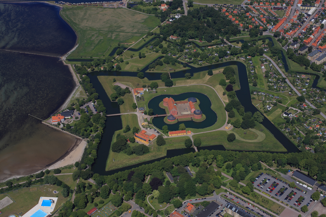Flygfoto av Landskrona citadell. Hela anläggningen med vallar och vall-gravar bildar en stjärn-liknande form.