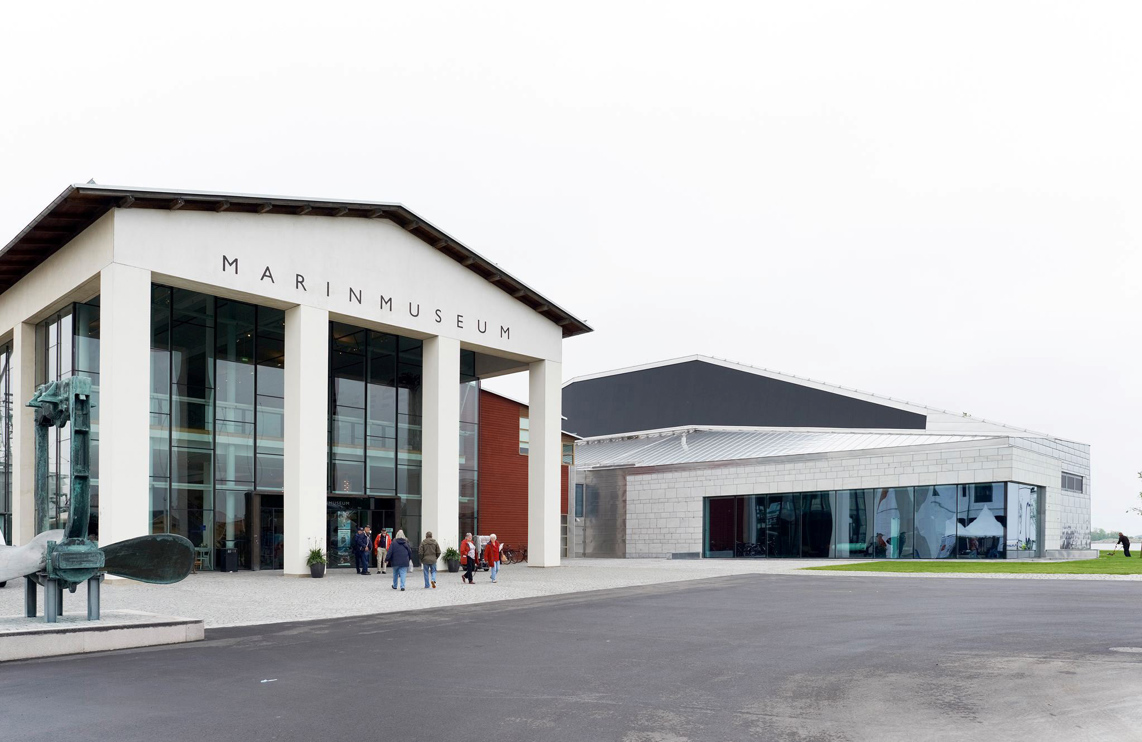 Marinmuseum och ubåtshallen i Karlskrona. Museet är stramt klassicistiskt och liknar ett antikt tempel kring en glaslåda.