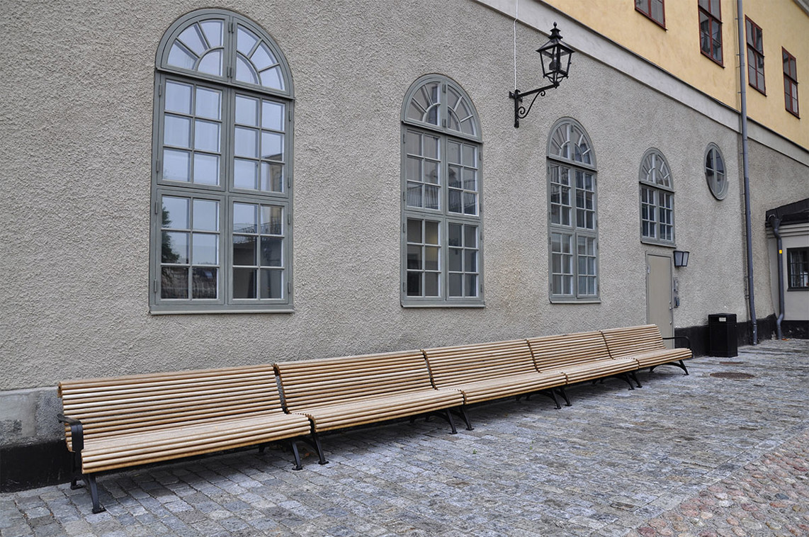 Bänkar gjorda av ek från Visingsö mot en husfasad på Riddarholmen.