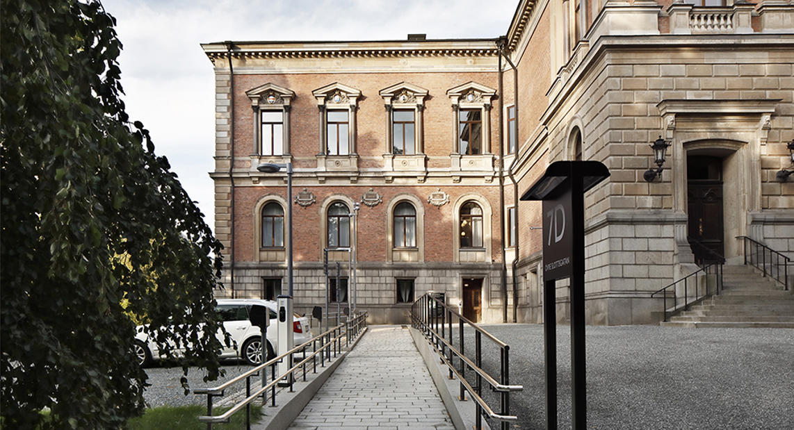Universitetshuset, Uppsala. Klassicistisk byggnad i sten och ljusbrun puts.