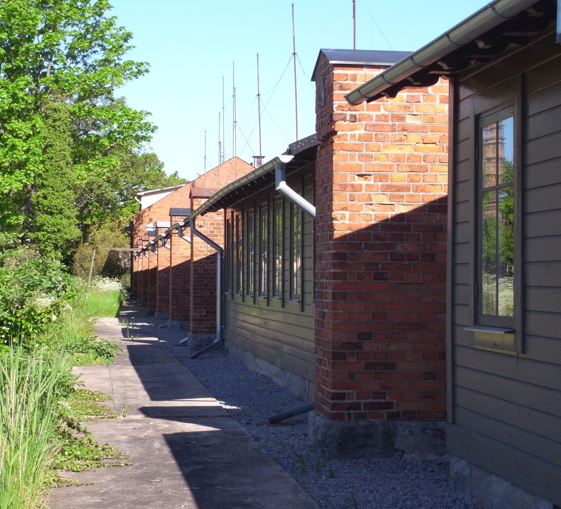 Restaurerade delar av apterings-verkstaden på Basareholmen, en sammanhängande rad byggnader i trä och tegel.
