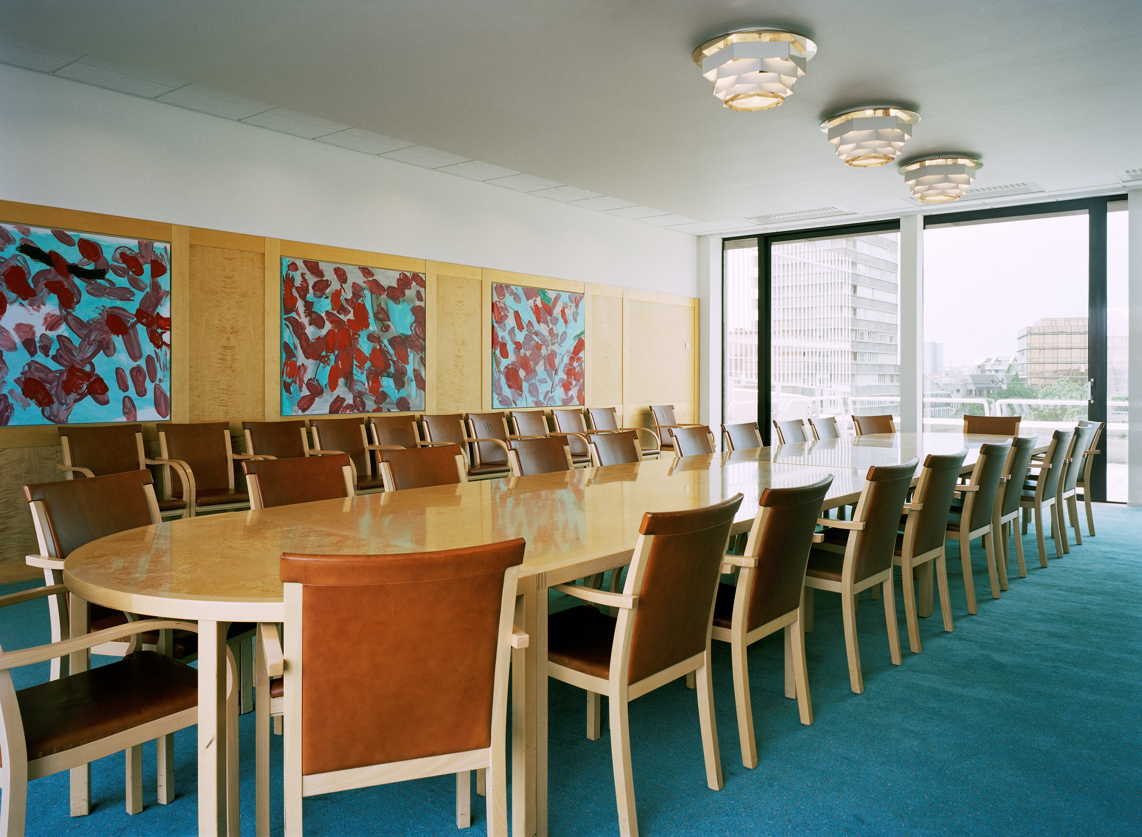 Sveriges ständiga EU-representation i Bryssel, Interiör. Konferensrum med skjutvägg i glas mot en uteplats. Träinredning.