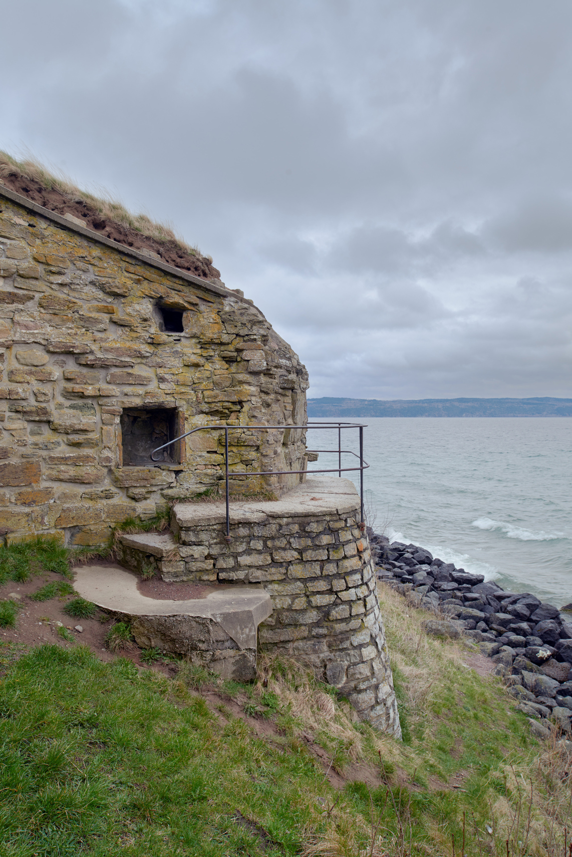 Näs slottsruin. Utsikt över Vättern.