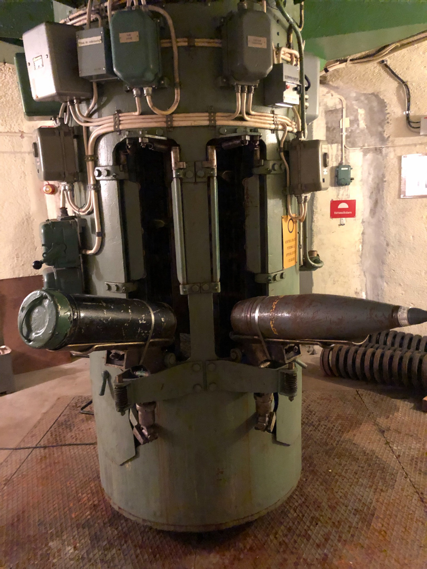 Ett rum i botten av kanonen där bilden visar en ihålig grönmålad pelare i metall full med sladdar och dosor kallad "stjälk". Pelaren har 2 st öppningar för ammunition. Vid öppningarna vilar hylsor i var sin vagga som kan fällas in vid laddning.