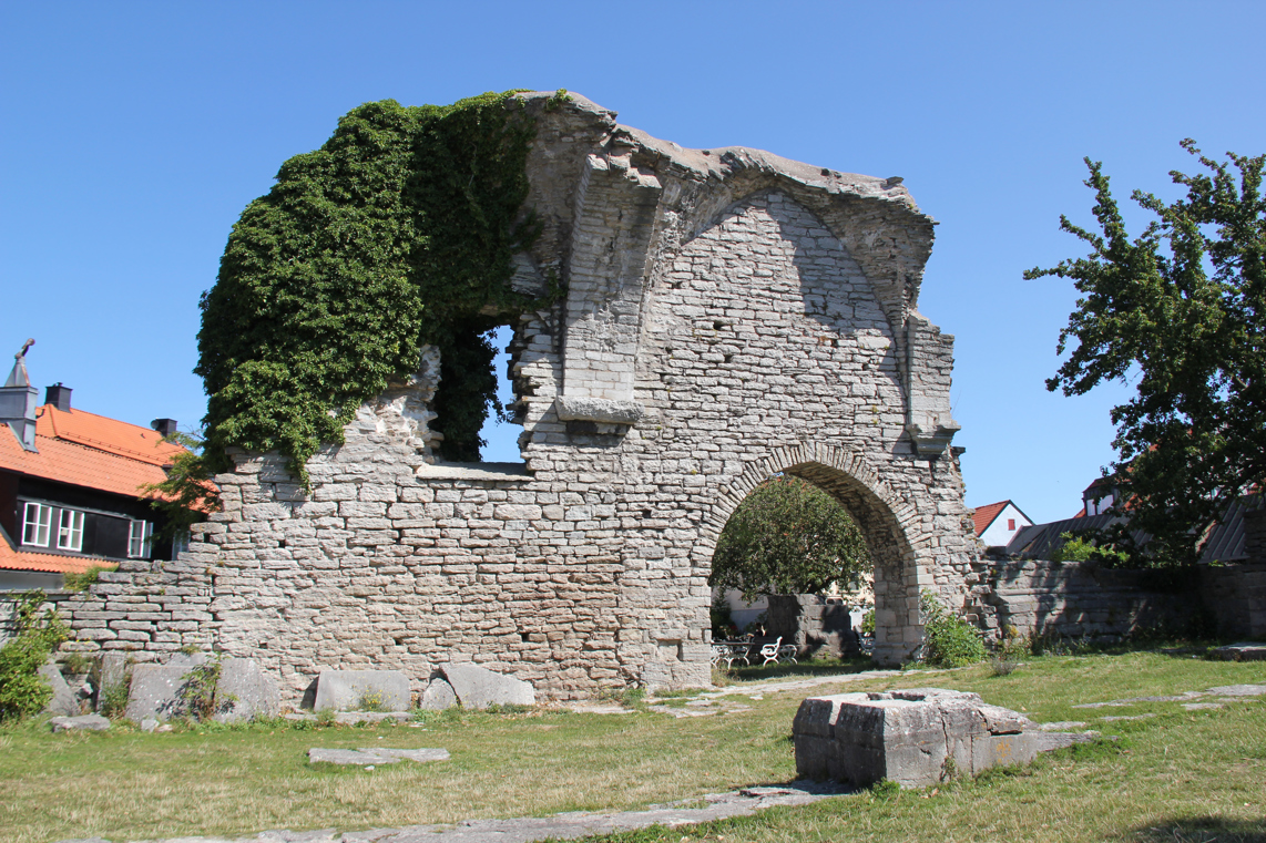 Sankt Pers och Sankt Hans kyrkoruin